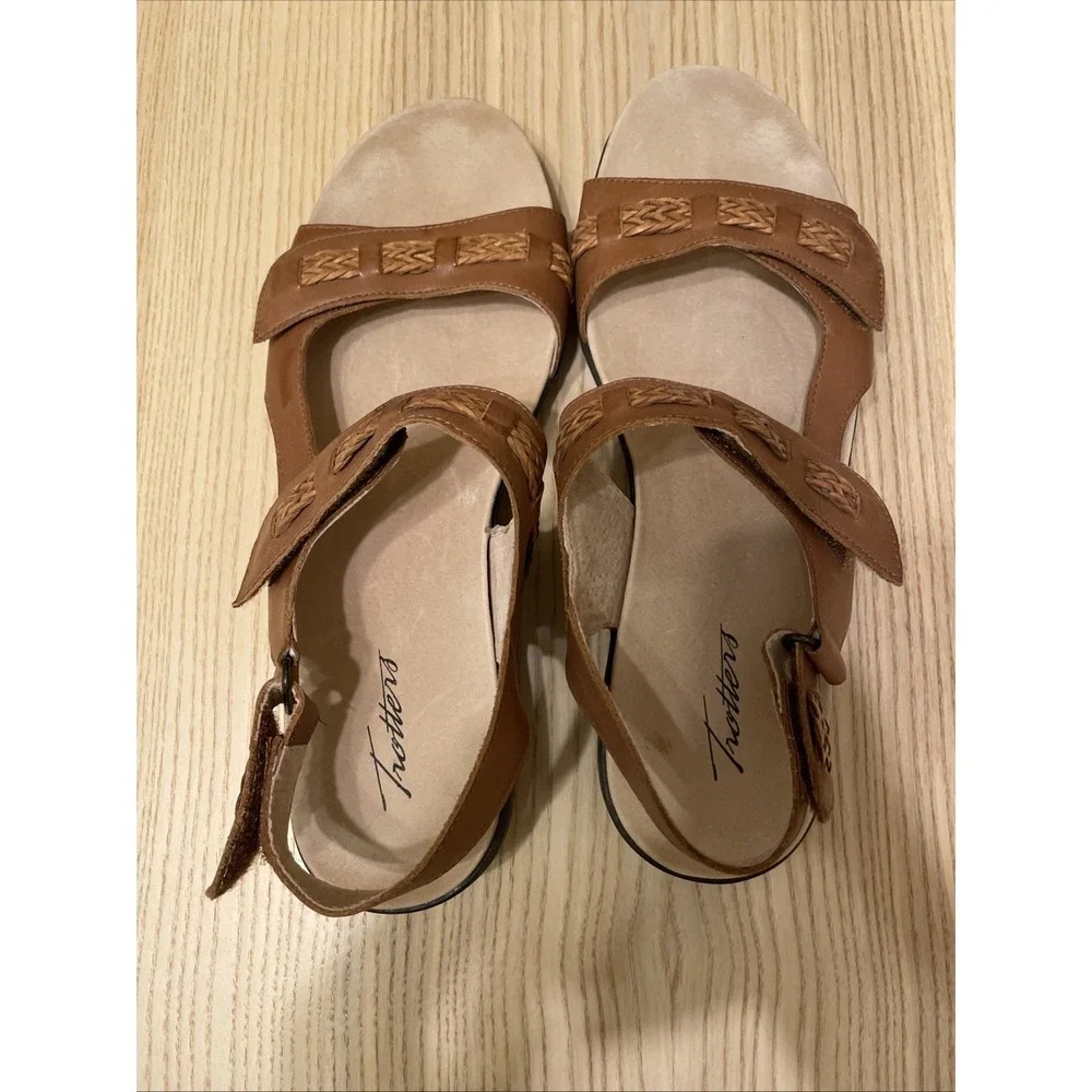 Trotters Romi Woven sandals in luggage leather‎ Size 10